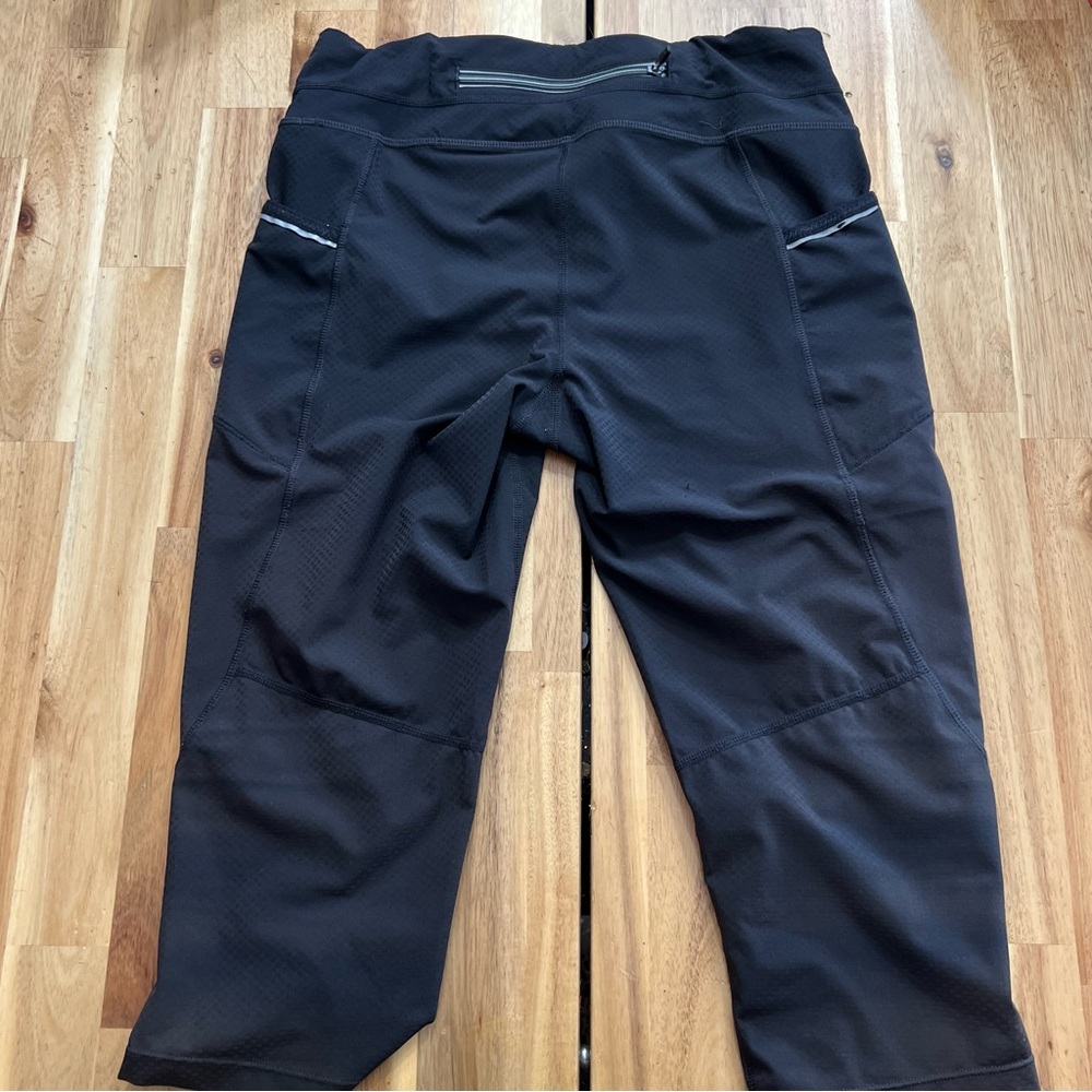 Athleta Black Cropped Running Pants Capri Leggings
Size: Small - Picture 6 of 7